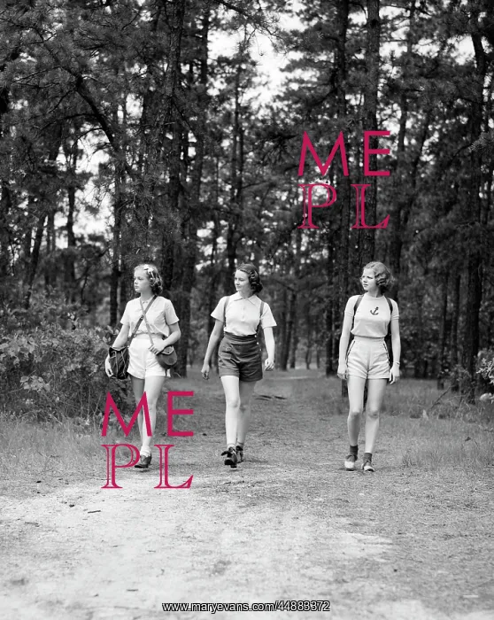  : 1940s Three Young Women Walking