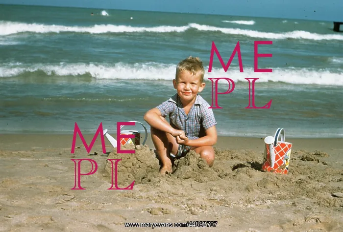  : 1950s 1954 LITTLE BOY PLAYING IN THE SAND AT