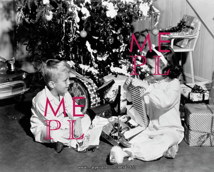  : 1950s Boy And Girl Sitting Under