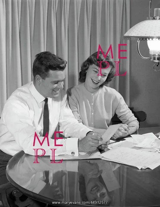  : 1950s COUPLE HUSBAND WIFE DINING TABLE GOING