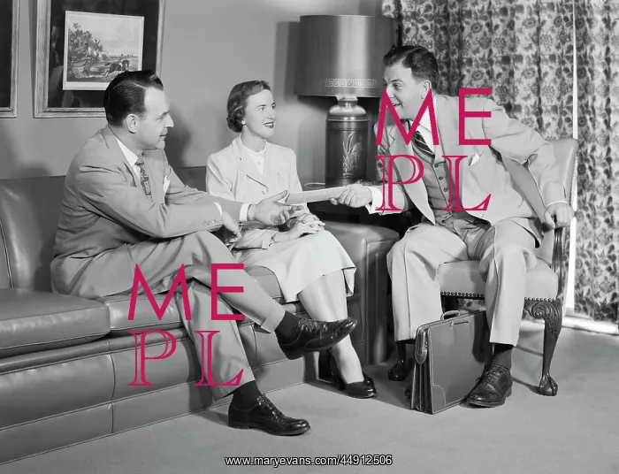 : 1950s COUPLE SITTING ON COUCH TALKING TO SMILING : 1950s COUPLE SITTING ON COUCH TALKING TO SMILING