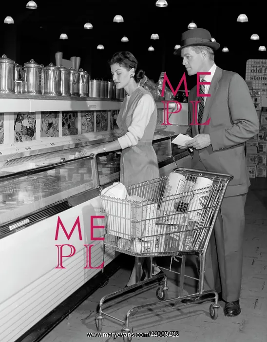  : 1950s Couple In Supermarket At