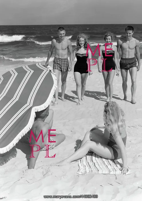 : 1950s COUPLES IN BATHING SUITS WALKING TOWARDS : 1950s COUPLES IN BATHING SUITS WALKING TOWARDS