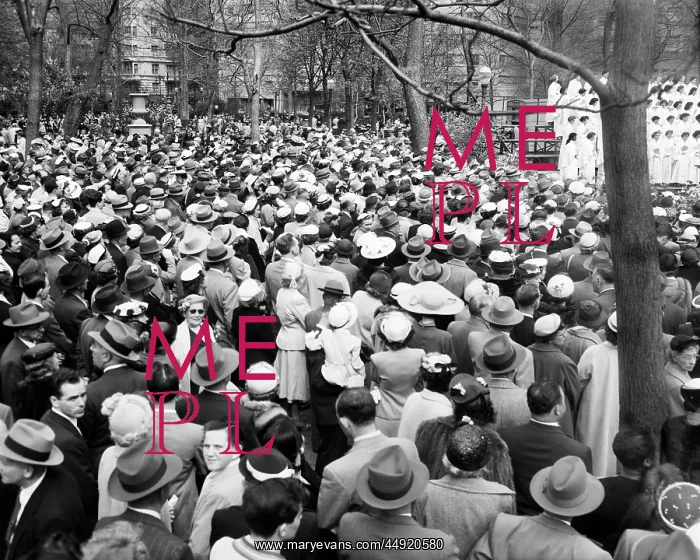 : 1950s Easter Sunday Crowd Rittenhouse Square Philadelphia : 1950s Easter Sunday Crowd Rittenhouse Square Philadelphia