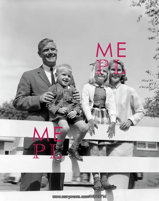  : 1950s Family Of Four Behind Backyard