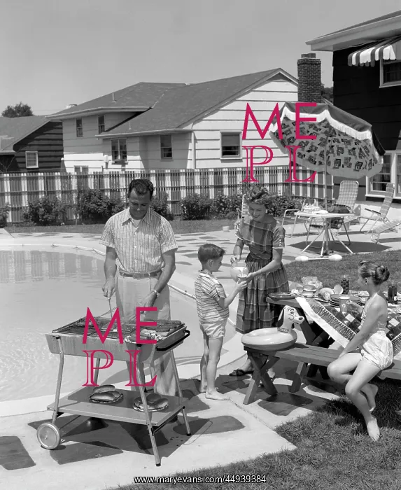  : 1950s Family In Backyard Beside