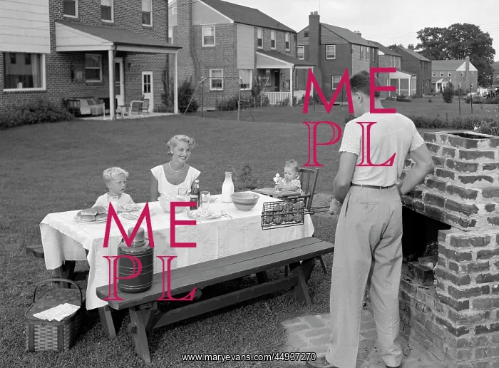  : 1950s Family In Backyard Cooking