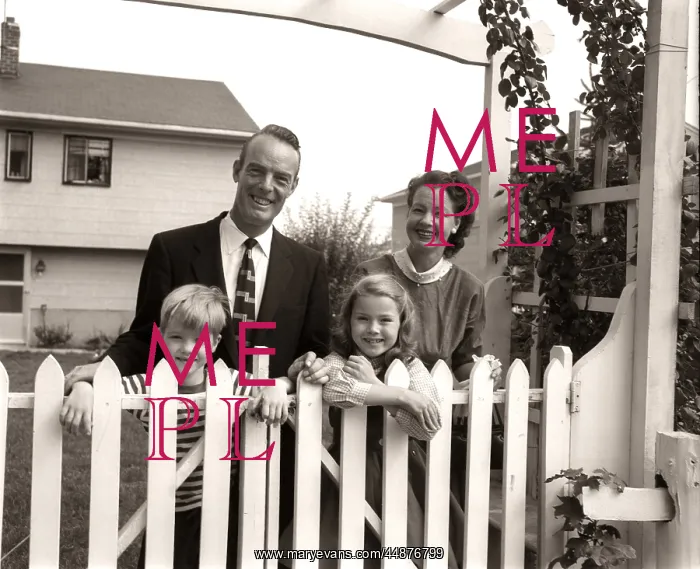  : 1950s Family Of Four Behind Picket