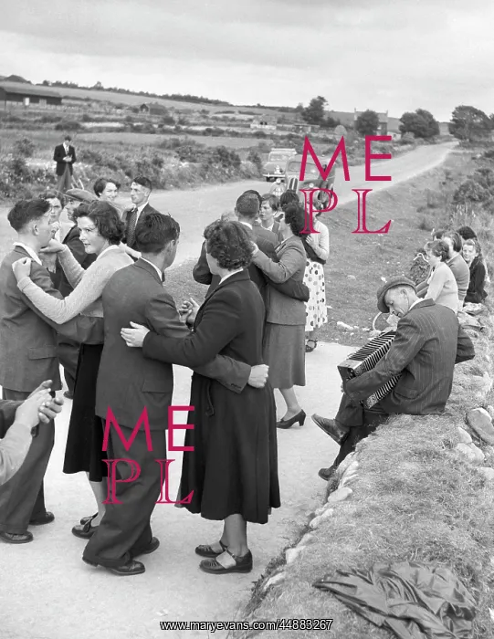 : 1950s Group Of Men And Women Dancing : 1950s Group Of Men And Women Dancing