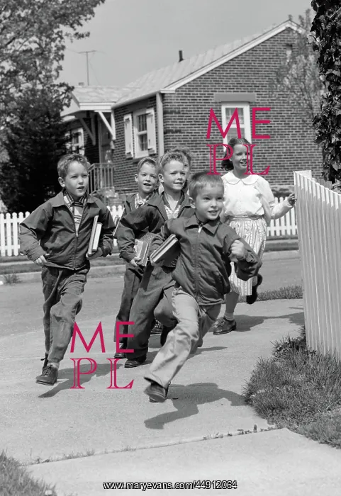 : 1950s GROUP OF SCHOOL CHILDREN RUNNING AROUND : 1950s GROUP OF SCHOOL CHILDREN RUNNING AROUND