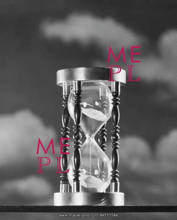 : 1950s HOURGLASS AGAINST BACKGROUND OF CLOUDS : 1950s HOURGLASS AGAINST BACKGROUND OF CLOUDS