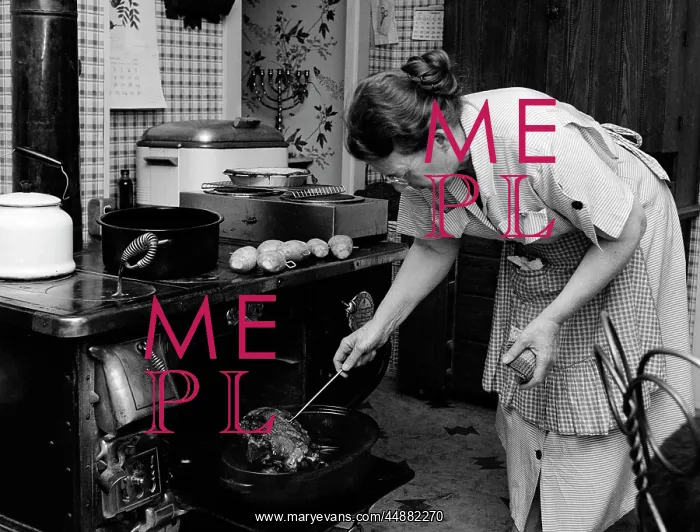  : 1950s Housewife Testing Roast