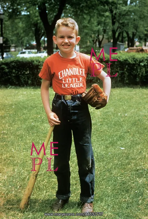  : 1950s LITTLE BOY OUTSIDE WITH BASEBALL BAT AND