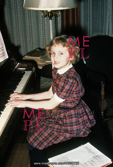  : 1950s LITTLE GIRL PRACTICING PLAYING THE PIANO