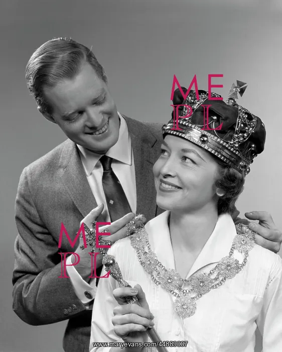 : 1950s Man Holding Necklace On : 1950s Man Holding Necklace On