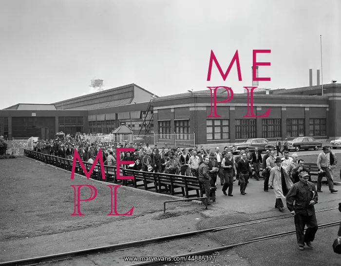  : 1950s Mass Of Factory Workers