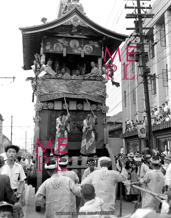  : 1950s Men Pulling Large Float