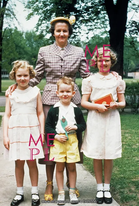 : 1950s Mother And Three Children All Dressed Up Posing For Ph : 1950s Mother And Three Children All Dressed Up Posing For Ph