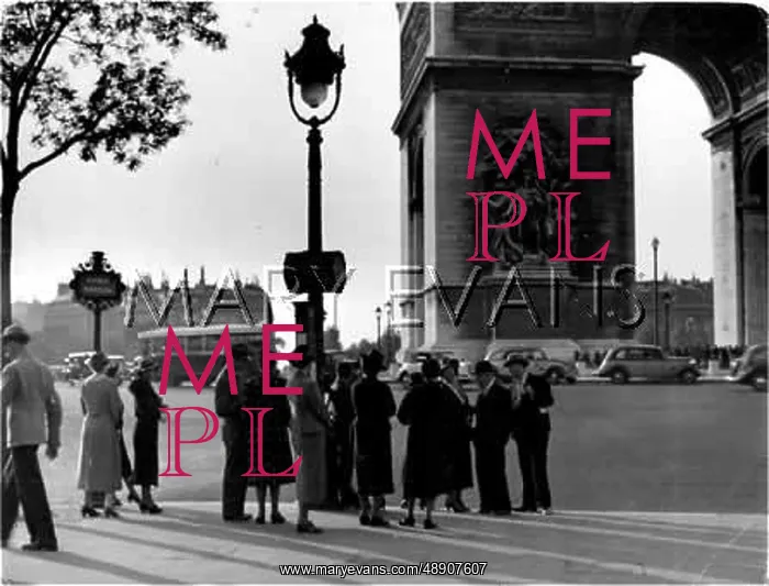 : 1950S PARIS STREET SCENE : 1950S PARIS STREET SCENE
