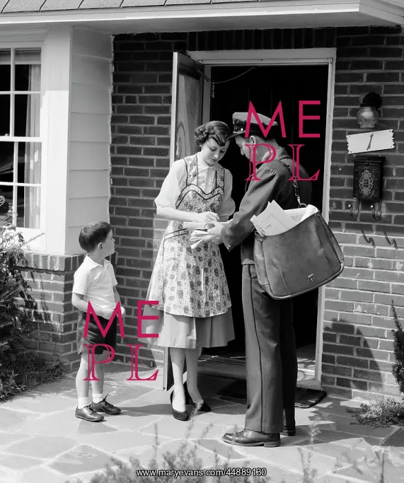  : 1950s Suburban Mom At Home Front