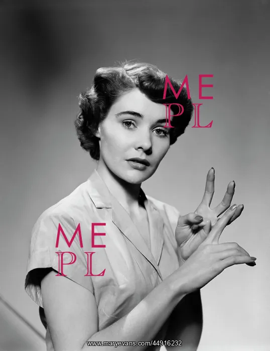  : 1950s SERIOUS WOMAN COUNTING ON HANDS