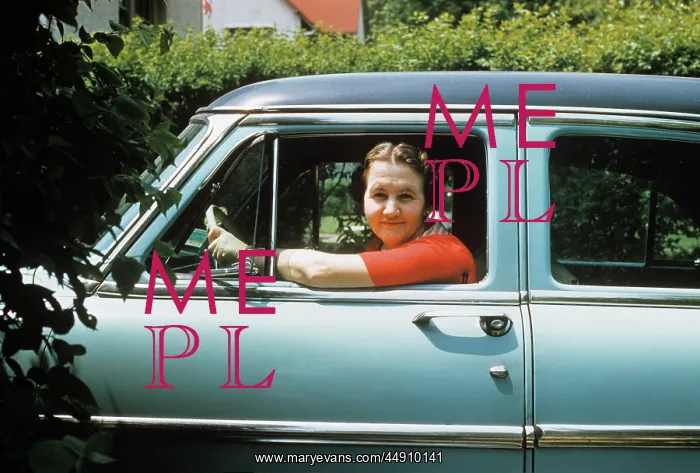  : 1950s Woman Driver Looking Out Of Car Window