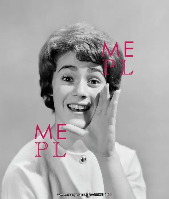  : 1950s WOMAN YELLING WITH HAND HELD UP TO HER
