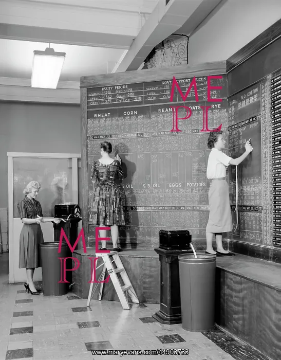  : 1950s Women At Chalk Quote Board