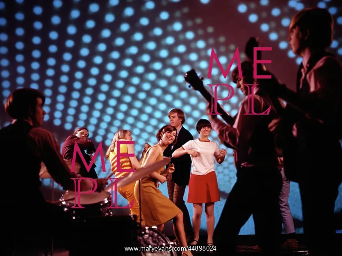 : 1960s 1970s TEENAGERS DANCING AT DISCOTHEQUE : 1960s 1970s TEENAGERS DANCING AT DISCOTHEQUE