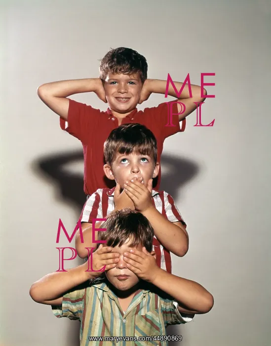  : 1960s BOYS POSING AS THREE WISE MONKEYS SEE NO
