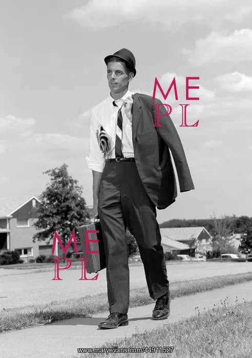 : 1960s BUSINESSMAN WALKING HOME AFTER WORK TIRED : 1960s BUSINESSMAN WALKING HOME AFTER WORK TIRED