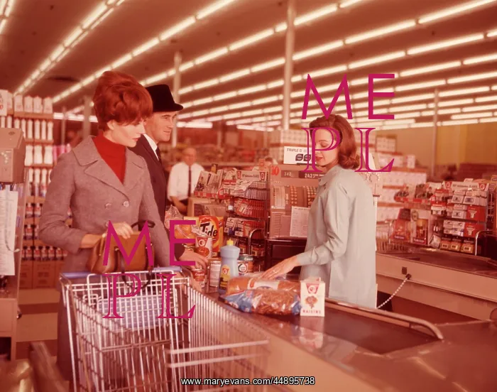  : 1960s Couple At Check Out Counter