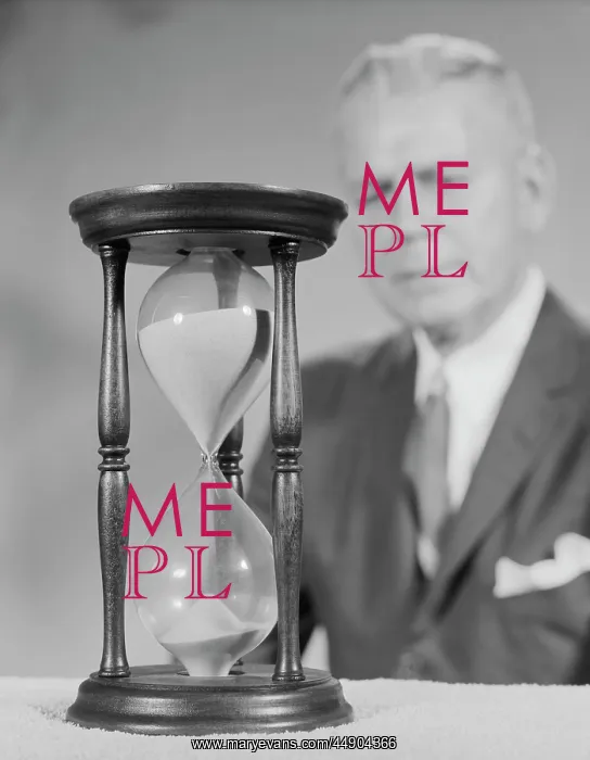 : 1960s ELDERLY MAN SOFT FOCUS BEHIND HOURGLASS