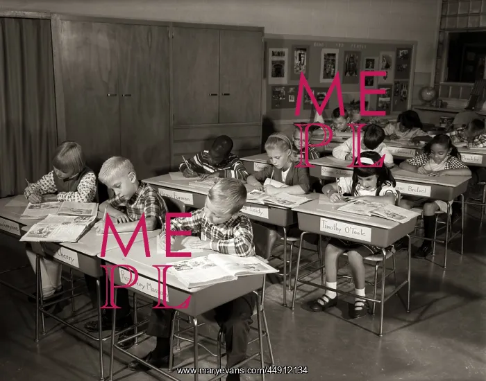 : 1960s ELEMENTARY CLASSROOM CHILDREN AT DESKS : 1960s ELEMENTARY CLASSROOM CHILDREN AT DESKS