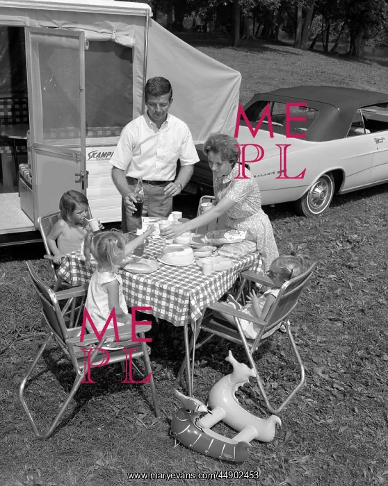 : 1960s Family Of Five Having A : 1960s Family Of Five Having A