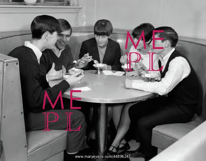 : 1960s GROUP OF 5 TEENS SITTING AT ROUND BOOTH : 1960s GROUP OF 5 TEENS SITTING AT ROUND BOOTH
