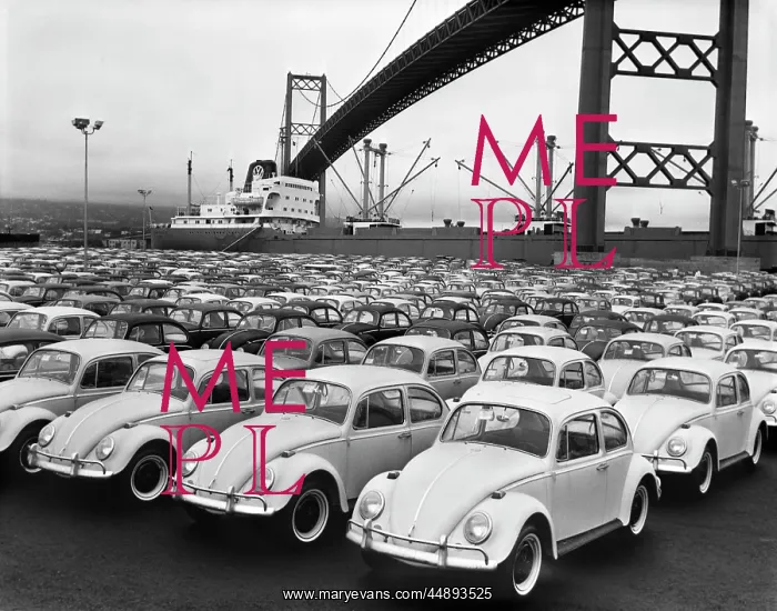 : 1960s LOADING DOCK WITH PARKED VOLKSWAGEN BEETLES : 1960s LOADING DOCK WITH PARKED VOLKSWAGEN BEETLES