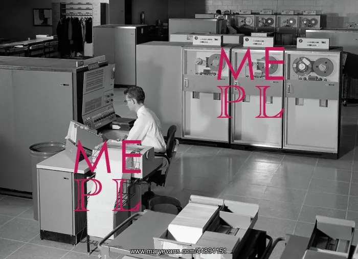 : 1960s MAN PROGRAMMING LARGE MAINFRAME COMPUTER : 1960s MAN PROGRAMMING LARGE MAINFRAME COMPUTER