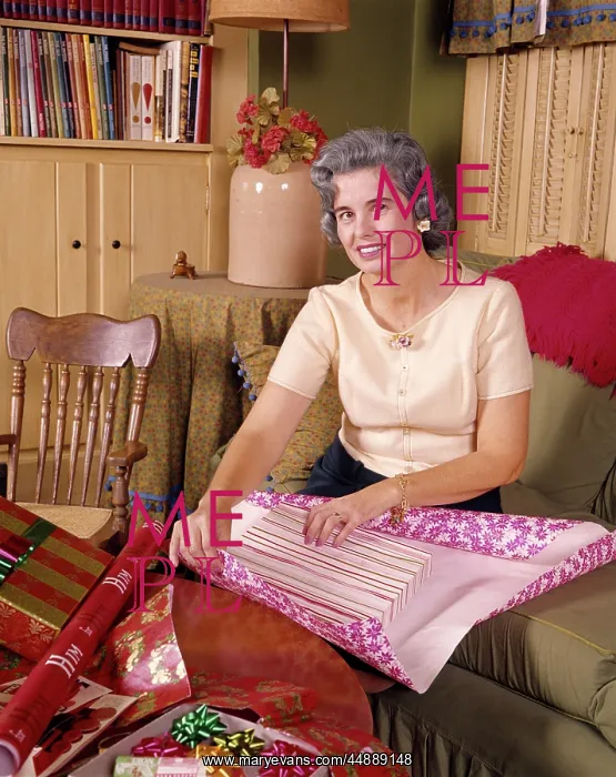  : 1960s Middle Aged Woman Wrapping