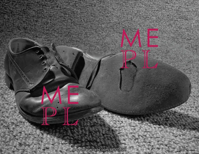  : 1960s OLD SHOES WELL WORN WITH HOLE IN THE SOLE