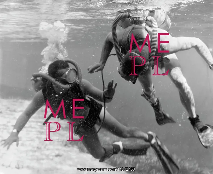 : 1960s Pair Of Divers With Tanks
