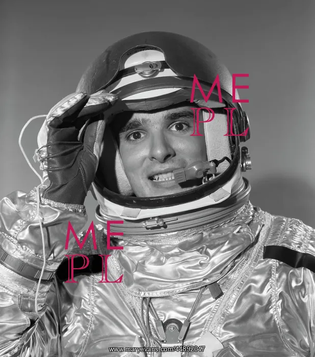  : 1960s PORTRAIT OF SMILING ASTRONAUT IN SPACE