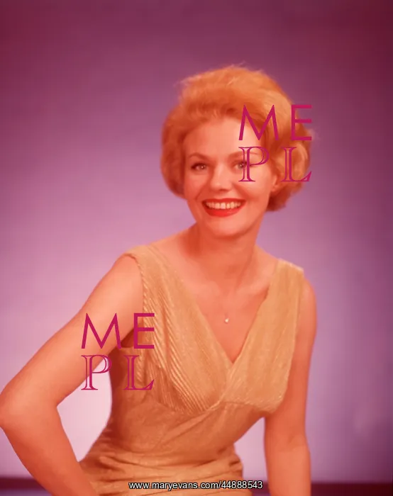  : 1960s Portrait Smiling Blonde