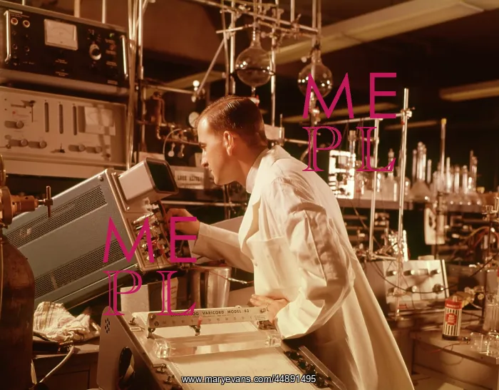 : 1960s SCIENTIST LAB TECHNICIAN LOOKING INTO OSCILLOSCOPE : 1960s SCIENTIST LAB TECHNICIAN LOOKING INTO OSCILLOSCOPE