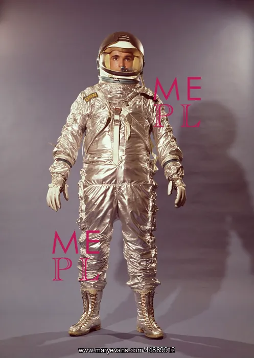 : 1960s STANDING FULL LENGTH PORTRAIT ASTRONAUT : 1960s STANDING FULL LENGTH PORTRAIT ASTRONAUT