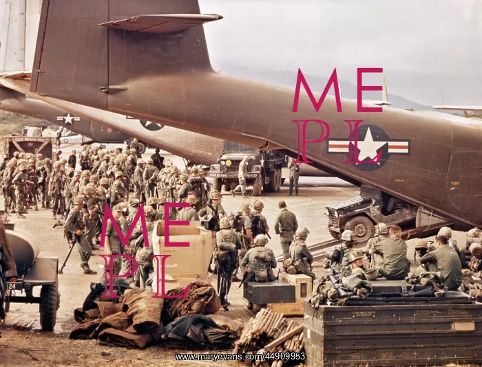 : 1966 unloading airlift of supplies and troops : 1966 unloading airlift of supplies and troops