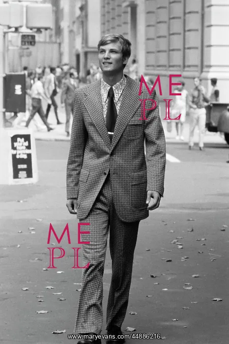  : 1970s Businessman In Suit Walking