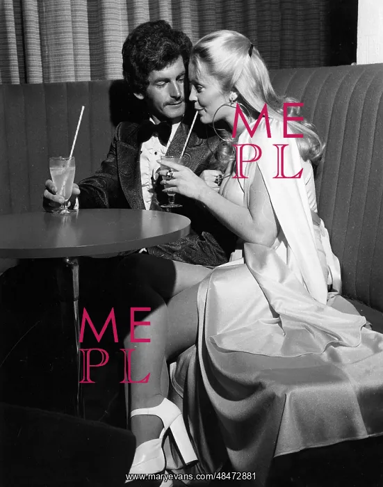  : 1970S COUPLE IN BAR