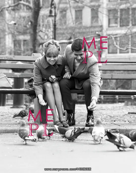  : 1970s Couple On Park Bench Leaning