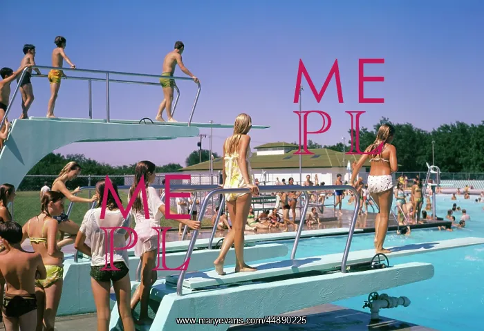 : 1970s Crowd Of Teens In Pool & : 1970s Crowd Of Teens In Pool &